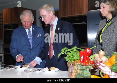 Il Principe di Galles si apre il nuovo Waitrose & Partners' Innovazione alimentare Studio a Bracknell, Berkshire, dove chef trial nuovi piatti e ricette per la loro gamma di prodotti. Foto Stock