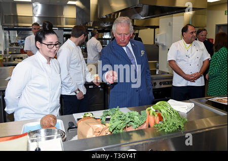 Il Principe di Galles si apre il nuovo Waitrose &AMP; Partner' Innovazione alimentare Studio a Bracknell, Berkshire, dove chef trial nuovi piatti e ricette per la loro gamma di prodotti. Foto Stock