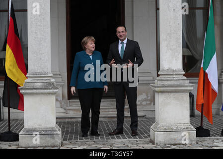 Taoiseach Leo Varadkar saluta il Cancelliere tedesco Angela Merkel a Farmleigh House a Dublino, precedendo Brexit colloqui. Foto Stock