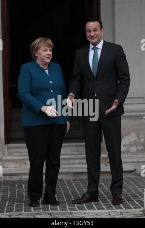 Taoiseach Leo Varadkar saluta il Cancelliere tedesco Angela Merkel a Farmleigh House a Dublino, precedendo Brexit colloqui. Foto Stock