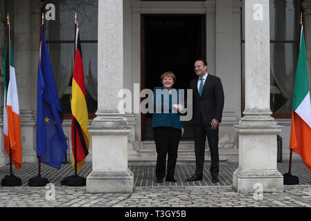 Taoiseach Leo Varadkar saluta il Cancelliere tedesco Angela Merkel a Farmleigh House a Dublino, precedendo Brexit colloqui. Foto Stock