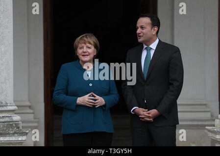 Taoiseach Leo Varadkar saluta il Cancelliere tedesco Angela Merkel a Farmleigh House a Dublino, precedendo Brexit colloqui. Foto Stock