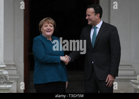 Taoiseach Leo Varadkar saluta il Cancelliere tedesco Angela Merkel a Farmleigh House a Dublino, precedendo Brexit colloqui. Foto Stock