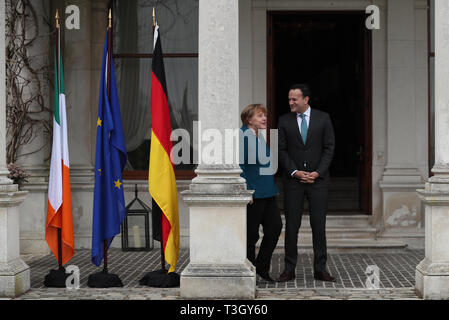 Taoiseach Leo Varadkar saluta il Cancelliere tedesco Angela Merkel a Farmleigh House a Dublino, precedendo Brexit colloqui. Foto Stock