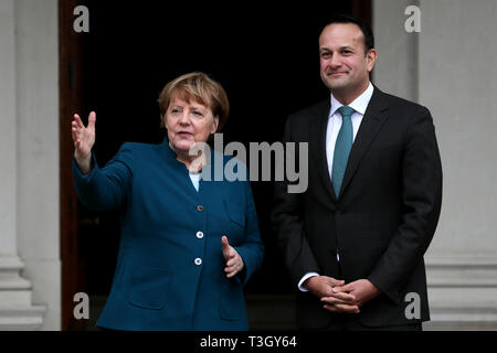 Taoiseach Leo Varadkar saluta il Cancelliere tedesco Angela Merkel a Farmleigh House a Dublino, precedendo Brexit colloqui. Foto Stock