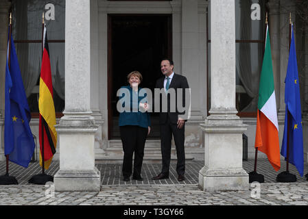 Taoiseach Leo Varadkar saluta il Cancelliere tedesco Angela Merkel a Farmleigh House a Dublino, precedendo Brexit colloqui. Foto Stock