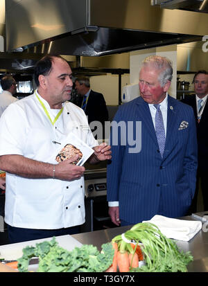 Il Principe di Galles si apre il nuovo Waitrose &AMP; Partner' Innovazione alimentare Studio a Bracknell, Berkshire, dove chef trial nuovi piatti e ricette per la loro gamma di prodotti. Foto Stock