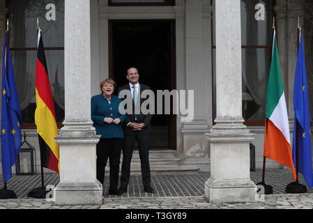 Taoiseach Leo Varadkar saluta il Cancelliere tedesco Angela Merkel a Farmleigh House a Dublino, precedendo Brexit colloqui. Foto Stock