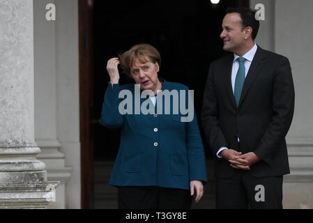 Taoiseach Leo Varadkar saluta il Cancelliere tedesco Angela Merkel a Farmleigh House a Dublino, precedendo Brexit colloqui. Foto Stock