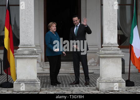 Taoiseach Leo Varadkar saluta il Cancelliere tedesco Angela Merkel a Farmleigh House a Dublino, precedendo Brexit colloqui. Foto Stock