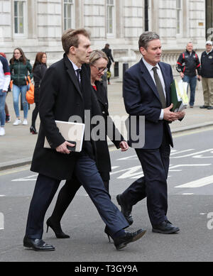 Da sinistra a destra; il partito laburista del direttore esecutivo di strategia e le comunicazioni Seumas Milne, shadow segretario commerciale Rebecca Long-Bailey e Shadow Brexit segretario Keir Starmer dopo aver lasciato l'ufficio di gabinetto in Whitehall, Londra. Foto Stock