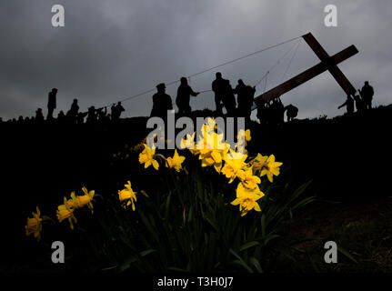Oltre 50 persone installare un 36-piedi alto cross prima di Pasqua a sorpresa vista dalla cima di Otley Chevin nello Yorkshire. Foto Stock