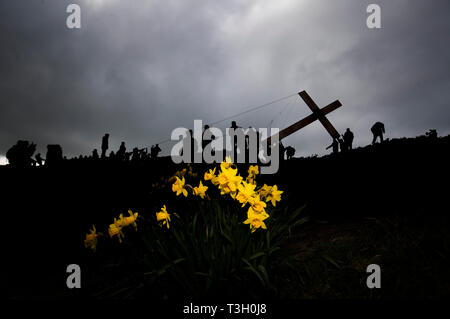 Oltre 50 persone installare un 36-piedi alto cross prima di Pasqua a sorpresa vista dalla cima di Otley Chevin nello Yorkshire. Foto Stock