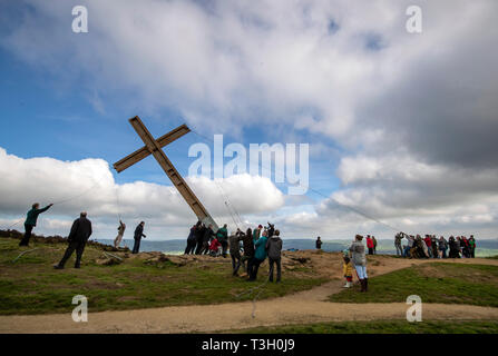 Oltre 50 persone installare un 36-piedi alto cross prima di Pasqua a sorpresa vista dalla cima di Otley Chevin nello Yorkshire. Foto Stock