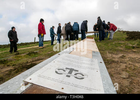 Oltre 50 persone installare un 36-piedi alto cross prima di Pasqua a sorpresa vista dalla cima di Otley Chevin nello Yorkshire. Foto Stock