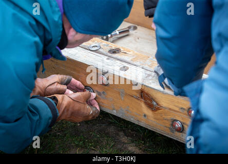 Oltre 50 persone installare un 36-piedi alto cross prima di Pasqua a sorpresa vista dalla cima di Otley Chevin nello Yorkshire. Foto Stock