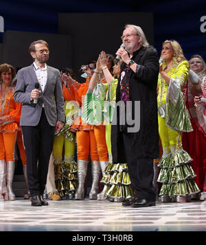 Bjorn Ulvaeus (sinistra) e Benny Andersson sul palco con i membri del cast - tra cui 12 ex dinamo - durante la finale del musical Mamma Mia!, che festeggia il suo ventesimo anniversario al Novello Theatre di Londra. Foto Stock