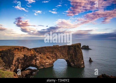 Spettacolare Dyrholaey (porta collina isola) Arco di lava in un promontorio vicino al villaggio di Vik ho Myrdal, una popolare attrazione turistica sulla costa sud o Foto Stock