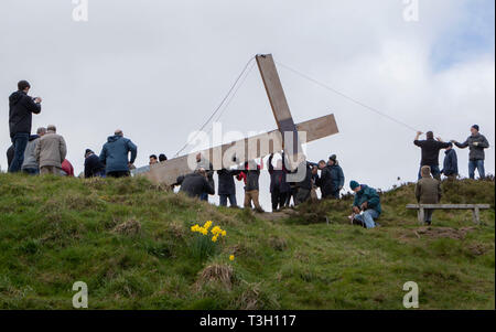 Oltre 50 persone installare un 36-piedi alto cross prima di Pasqua a sorpresa vista dalla cima di Otley Chevin nello Yorkshire. Foto Stock