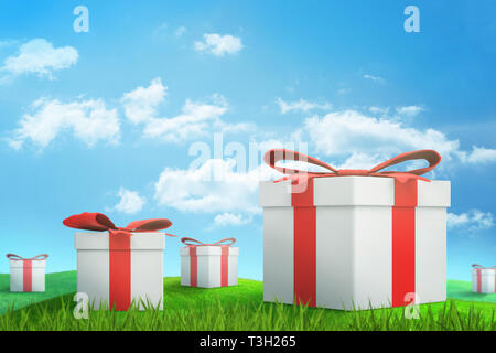 3D rendering di set di bianco confezioni regalo con nastri di colore rosso sul verde prato soleggiato sotto il cielo blu con nuvole bianche. Foto Stock