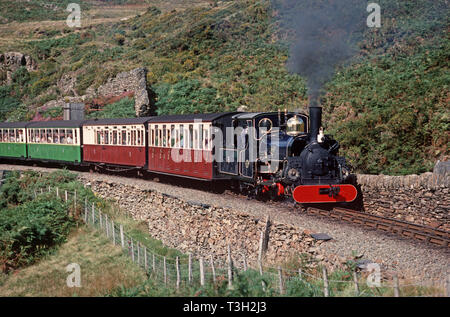 Locomotiva a vapore Linda avvicinando Campbell's piattaforma sul Ffestiniog Railway da Porthmadog a Blaenau Ffestiniog, Gwynedd, il Galles del Nord Foto Stock