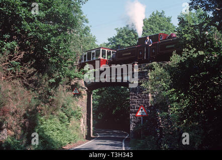 Locomotiva a vapore Merddin Emrys sul ponte della ferrovia Fffsteniog, Gwynedd, il Galles del Nord Foto Stock