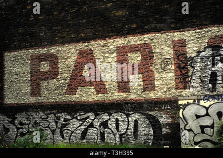 AJAXNETPHOTO. PARIGI, FRANCIA. - DEFACING PARIGI - IN PROSSIMITÀ DELLA GARE ST.LAZARE, SAINT LAZARE, STAZIONE CENTRALE; NOME SUL MURO CHE PORTA AL CAPOLINEA INCORNICIATO DA GRAFFITI. FOTO: JONATHAN EASTLAND/AJAX RIF: D121506 2799 Foto Stock