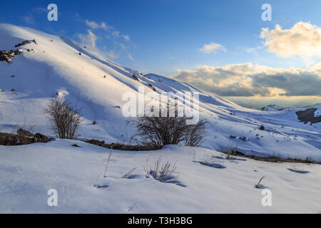 Vista montagne a Erzurum provincia vicino Narman, Erzurum, Turchia Foto Stock
