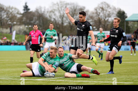 Newcastle Falcons' Chris Harrid e Alex Tait dive sulla palla durante la Premiership Gallagher corrispondono a Allianz Park, Londra. Foto Stock