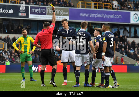 Millwall's Jake Cooper è mostrato un cartellino giallo durante il cielo di scommessa match del campionato al Den, Londra. Foto Stock