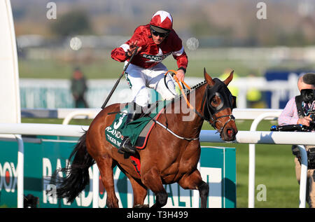 Tiger Roll cavalcato da fantino Davy Russell sul modo di vincere la sanità Randox Grand National Handicap Chase durante gran giornata nazionale del 2019 Sanità Randox Grand National Festival presso l'Aintree Racecourse. Foto Stock