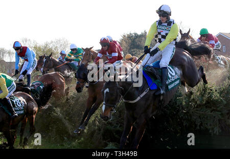 Tiger Roll (centro) cavalcato da fantino Davy Russell salti del becher Brook sul modo di vincere la sanità Randox Grand National Handicap Chase durante gran giornata nazionale del 2019 Sanità Randox Grand National Festival presso l'Aintree Racecourse. Foto Stock