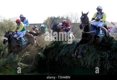 Tiger Roll (centro) cavalcato da fantino Davy Russell salti del becher Brook sul modo di vincere la sanità Randox Grand National Handicap Chase durante gran giornata nazionale del 2019 Sanità Randox Grand National Festival presso l'Aintree Racecourse. Foto Stock