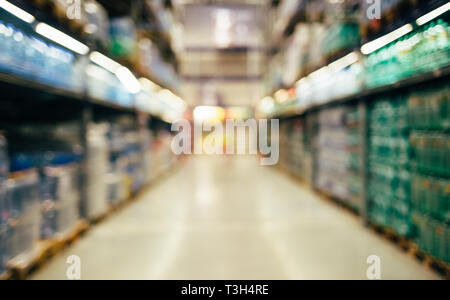 Supermercato sfocata corsia e ripiani. Supermercato corridoio al di fuori della messa a fuoco Foto Stock