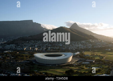 Ariel vista di Cape Town Greenpoint Stadium di Signal Hill in background. Foto Stock