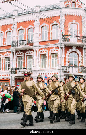 Gomel, Bielorussia. Gruppo di ri-enactos vestito come russo soldati sovietici della Seconda Guerra Mondiale che partecipano in parata durante la celebrazione del Giorno della Vittoria 9 Maggio. Foto Stock