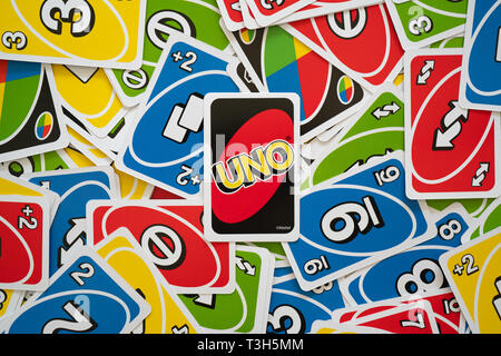 6 aprile 2019, Wuhan, Cina : Uno gioco di carte sparse per tutto il telaio e una carta che mostra il lato di retromarcia con il logo dell'Onu in medio Foto Stock