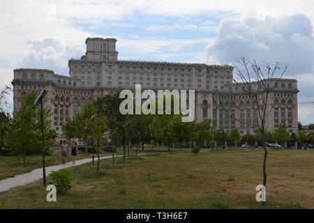 Palazzo del Parlamento, creato da Nicolae Ceausescu, Bucarest, Romania. Dispone di 3000 camere e copre 330'000 metri quadri. Foto Stock