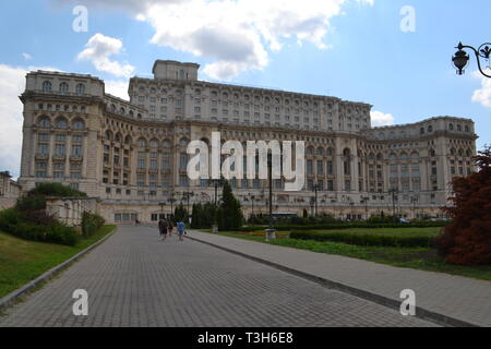 Palazzo del Parlamento, creato da Nicolae Ceausescu, Bucarest, Romania. Dispone di 3000 camere e copre 330'000 metri quadri. Foto Stock