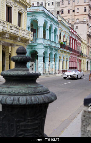 Paseo del Prado, a l'Avana Cuba. Con i suoi colorati edifici a portici costruito nel tardo XIX secolo Foto Stock