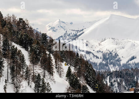 Funivie in esecuzione fino alla montagna di Obertauern Austria Foto Stock