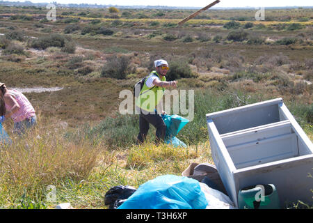 San Fernando, Cadiz, Spagna - 16 Marzo 2019: molti volontari si sono recati a una chiamata dal verde di pace per pulire i sentieri di Cano del Carrascon, dove avevano Foto Stock