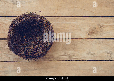 Wood nest su sfondo di legno e texture con copia spazio. Foto Stock