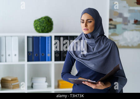Sottolineato imprenditrice musulmana Foto Stock