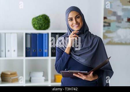 Business musulmano lady siamo interessati Foto Stock