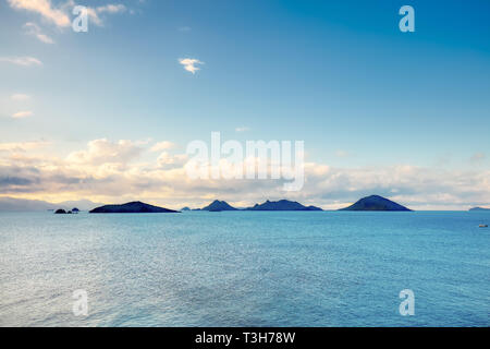 Bellissimo mare, cielo, nuvole e isole paesaggio al tramonto in Turgutreis Bodrum, Mugla, Turchia. Foto Stock