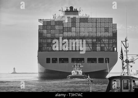 Primo piano Black and White Stern Vista della nave container, CSCL SPRING, lasciando il porto di Los Angeles, il faro Angels Gate davanti Foto Stock