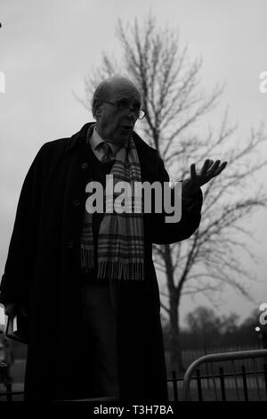 Un predicatore di strada talkling con passione al crepuscolo in dicembre nel famoso diffusore's corner in Hyde Park, Londra, ultimamente diventata una attrazione turistica. Foto Stock