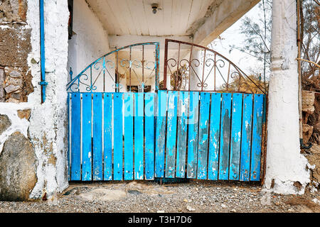 Retrò in legno e rusty ferro battuto blue ingresso porta di recinzione di una casa rurale Foto Stock