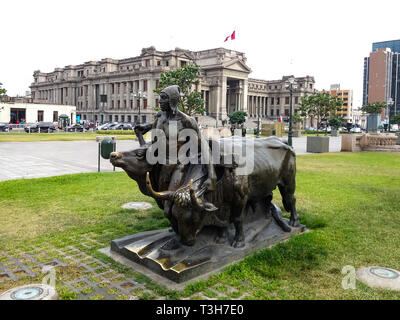 La passeggiata del Naval heroes costituisce uno dei più grandi e più affollata di spazi pubblici nella città di Lima, Perù, ed è circondato da edifici importanti come il Palazzo di Giustizia di sfondo, la scultura di un contadino con due tori. Foto Stock